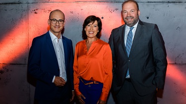 Von links: die Moderatoren Christian Nitsche (BR24-Chefredakteur), Ursula Heller und Wahlexperte Andreas Bachmann. | Bild: BR/Vera Johannsen